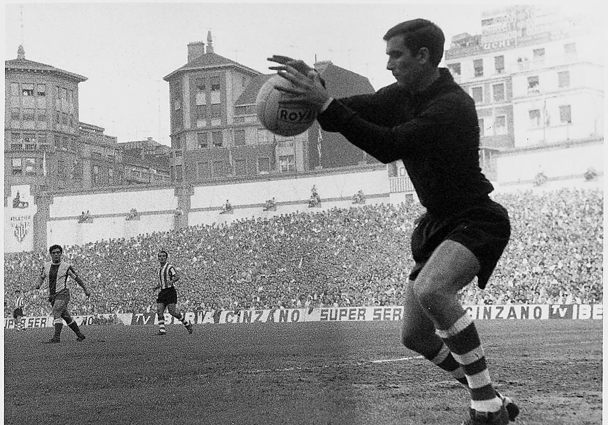Iribar luce la clásica equipación negra durante un partido en San Mamés.