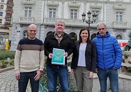 Los organizadores de la Itzulia, junto a la alcaldesa de Santurtzi, Aintzane Urkijo.