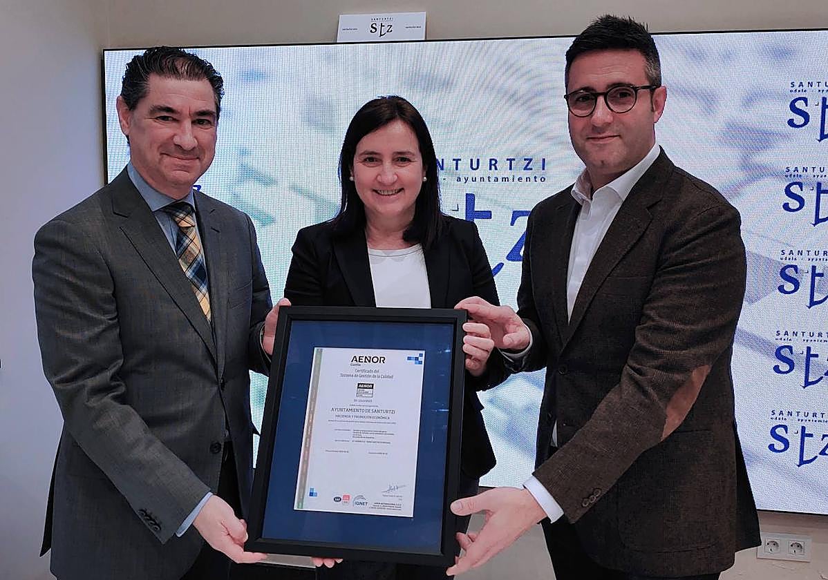 El director de AENOR, Gonzalo San Antonio, otorga el sello de calidad a la alcaldesa, Aintzane Urkijo, y al concejal de Hacienda, Joseba Ramos.