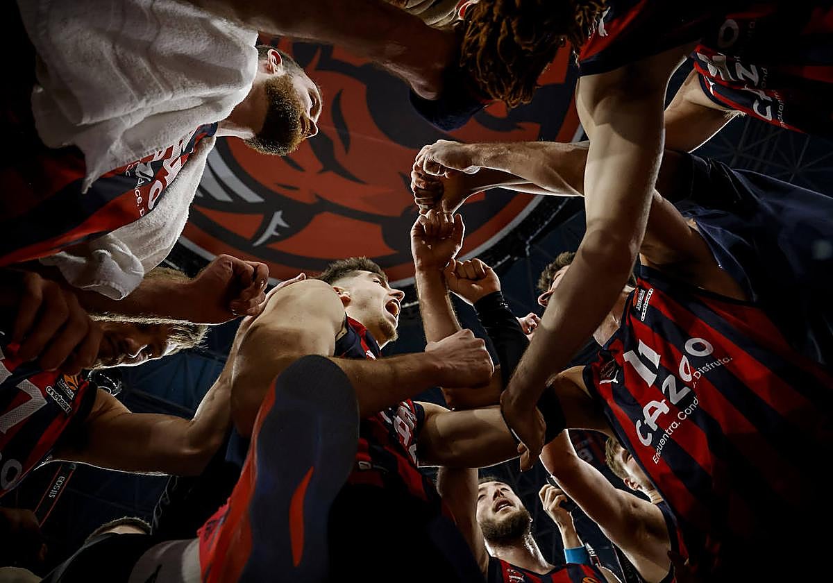 Las baskonistas hacen piña antes de volver al parqué.