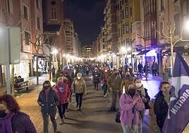 Numerosas personas se sumaron a la primera manifestación convocada por Argitan en Barakaldo con motivo del 8-M en 2021.