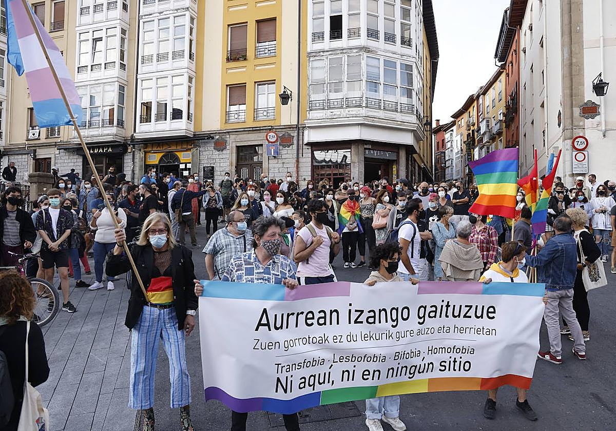 Concentración de repulsa en Vitoria tras la agresión a una mujer trans.