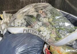 Las flores de los populares han aparecido entre la basura instantes después de la ofrenda.