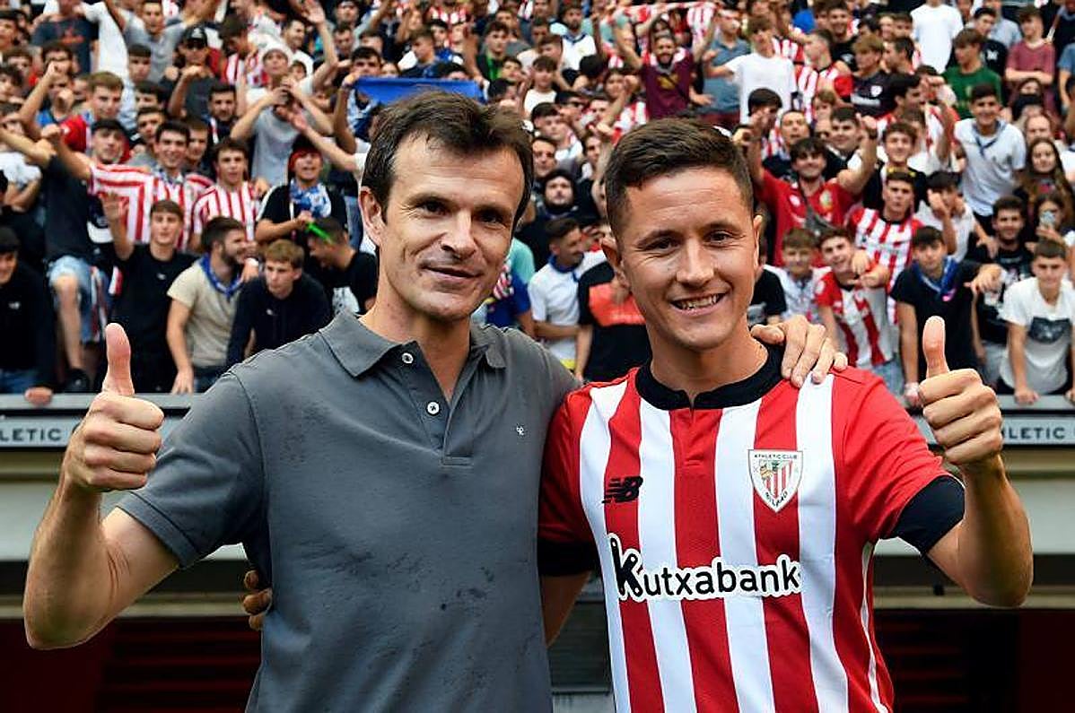 Ander Herrera junto al presidente del Athletic, Jon Uriarte.