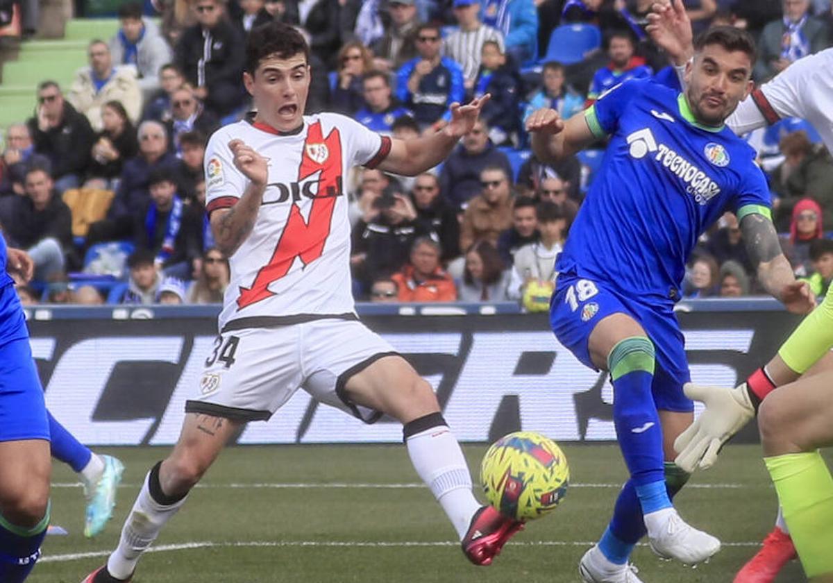 Camello intenta rematar a puerta en el partido ante el Getafe.