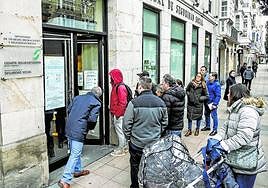 Vecinos, pensionistas y usuarios se rebelan contra la cita previa en la Administración