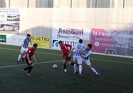 Zorrilla se lleva el balón entre dos rivales para lanzar un ataque en Gobela.