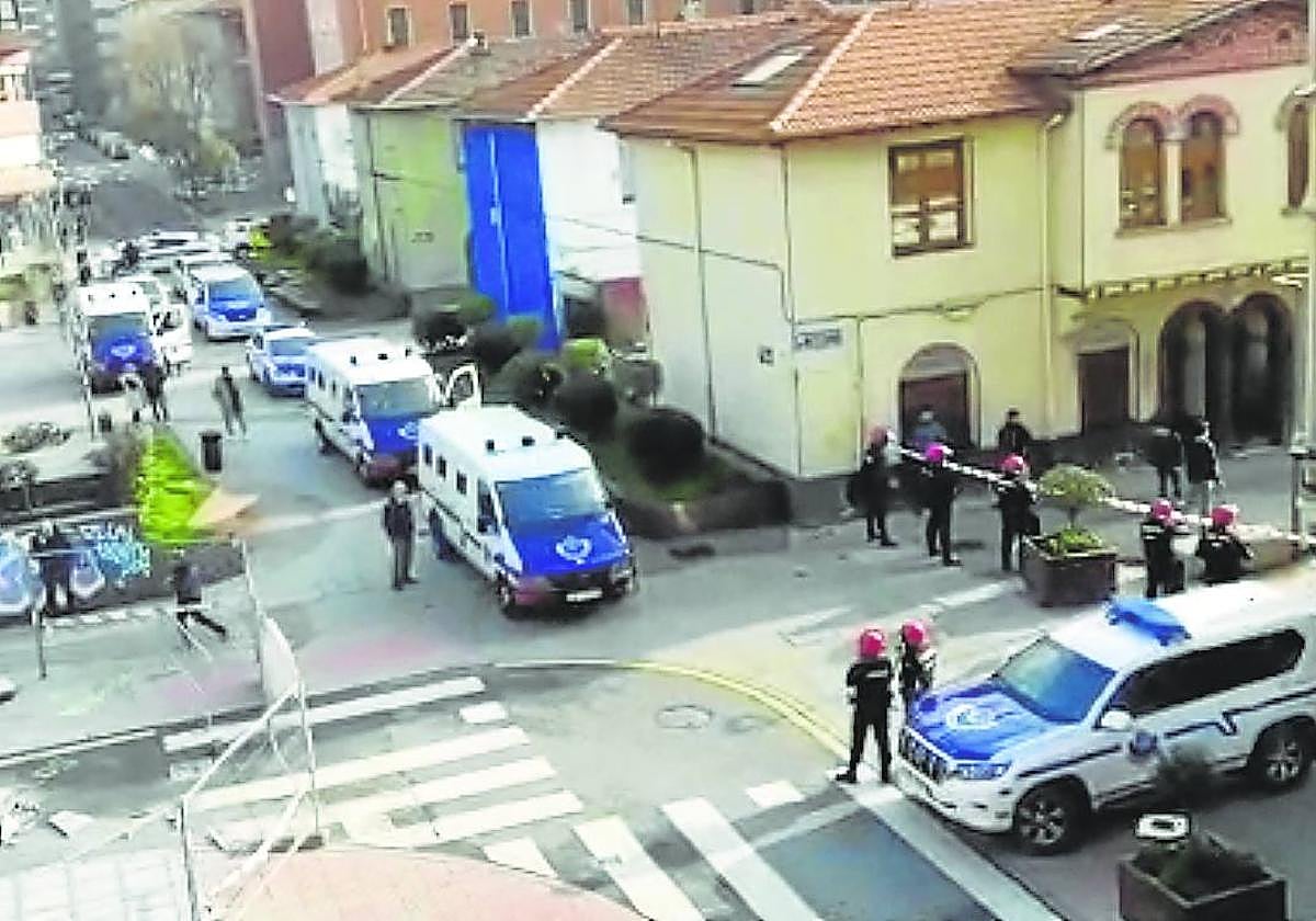 El desalojo se produjo sin incidentes en medio de un fuerte despliegue policial.