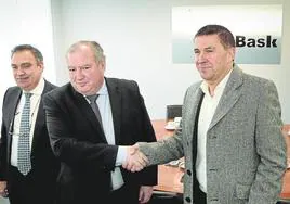 Arnaldo Otegi saluda a Roberto Larrañaga, expresidente de Confebask, durante una reunión en 2018.