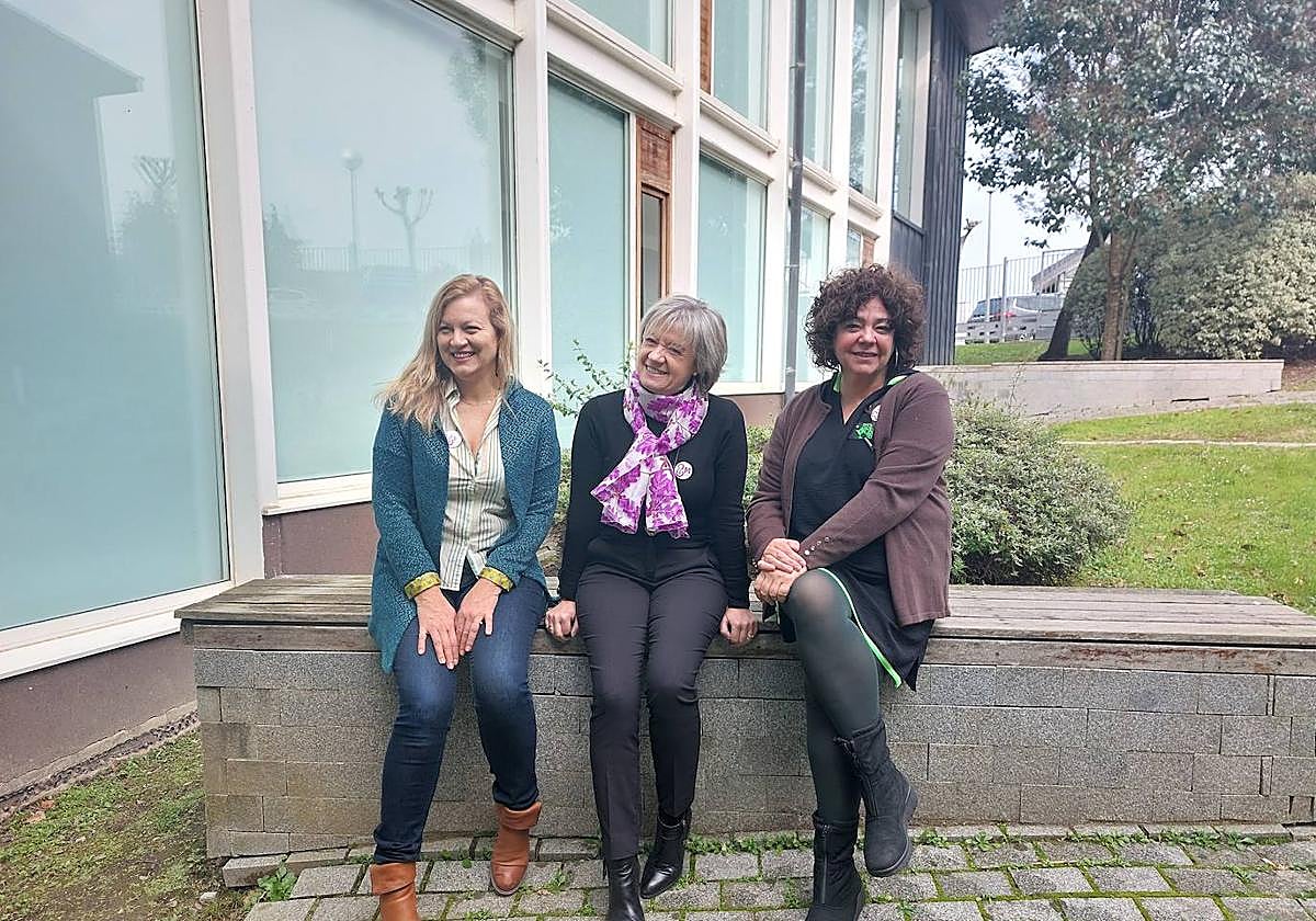 Tania Silvestrini, la edil Teresa Fernández y la actriz Gurutze Beitia en la presentación de la campaña.