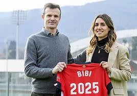 Jon Uriarte y Bibiane Schulze tras firmar la renovación en Lezama.