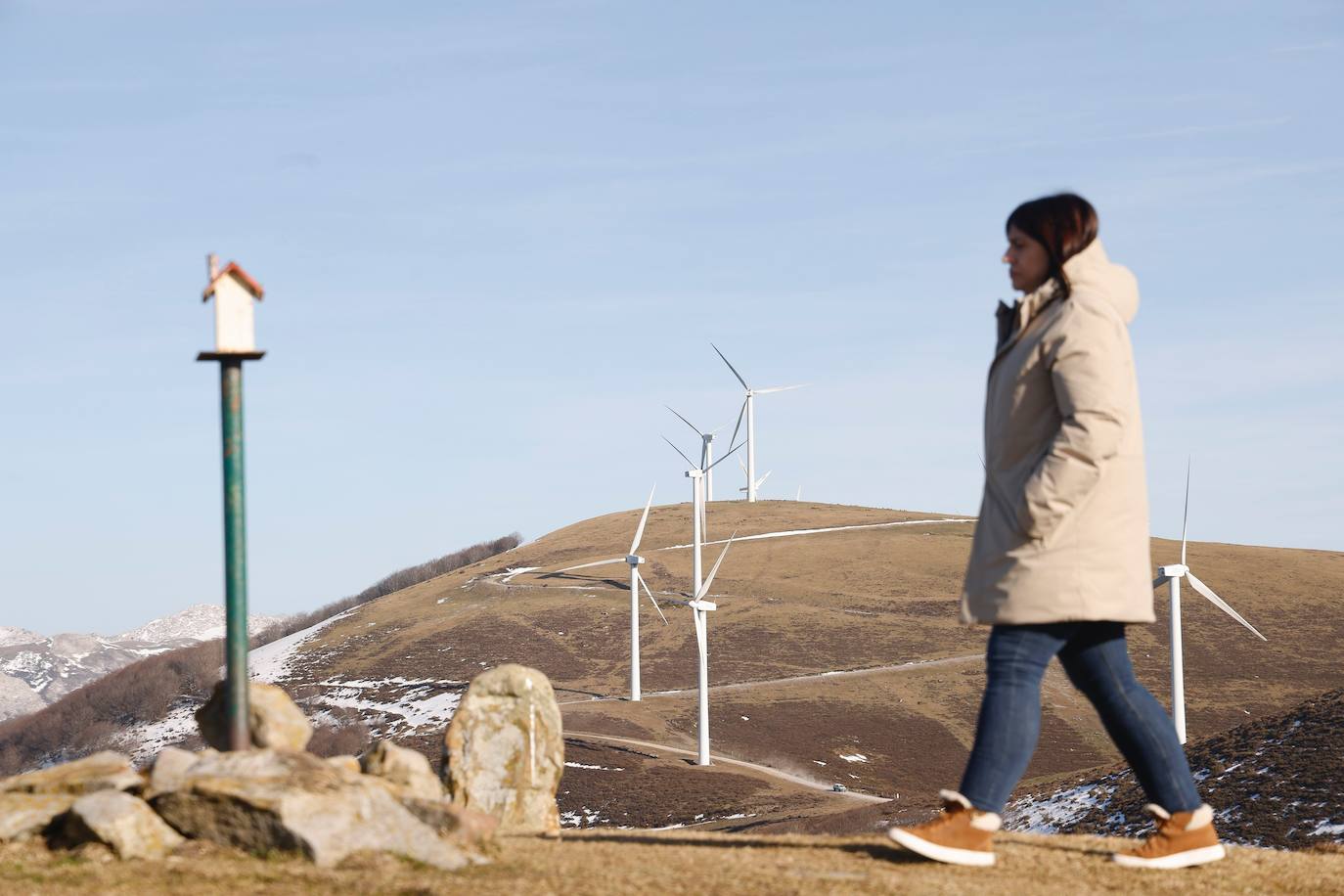 Una senderista pasea por el entorno del parque de Elgea.