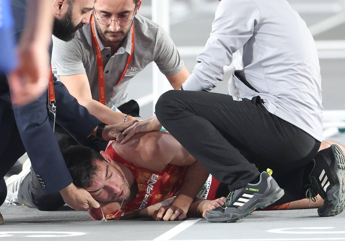 Enrique Llopis es atendido tras la caída.