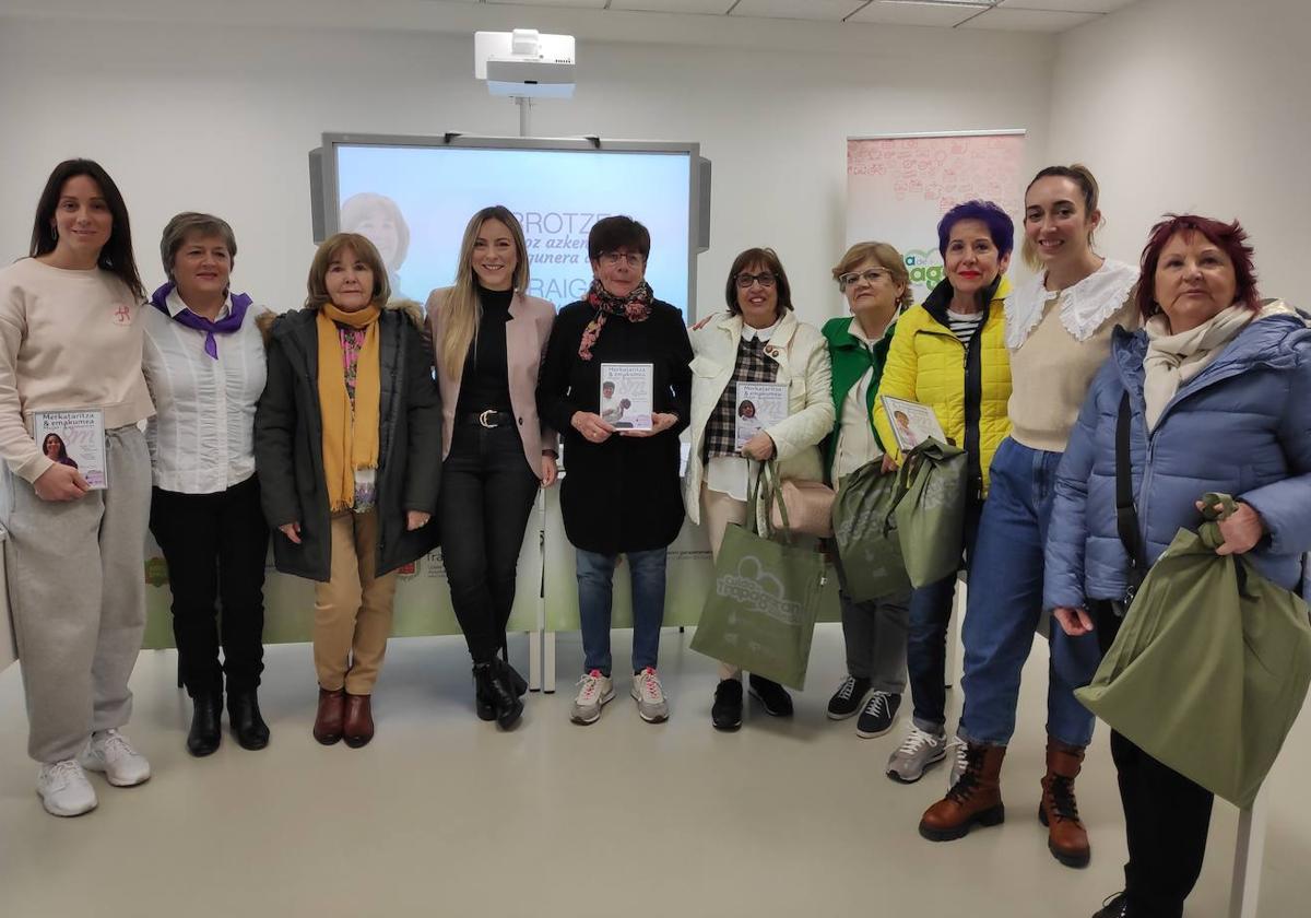 Karmele Martínez, concejal de Comercio Local y Emprendedores, y María Ángeles Zubizarreta, expresidenta de la asociación de comerciantes Baturik, junto a varias protagonistas de la nueva campaña municipal.