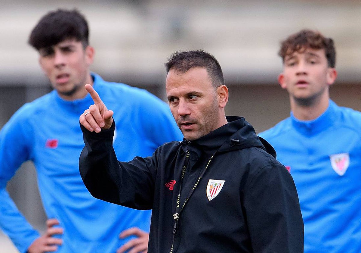 Álex Pallarés, entrenador del Bilbao Athletic, en un entrenamiento.