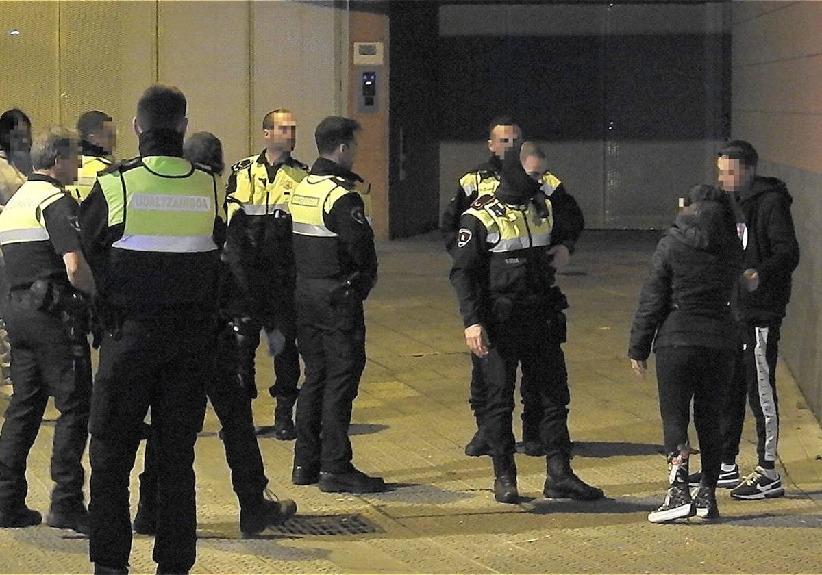 Policías tras un apuñalamiento en Santutxu, en enero.