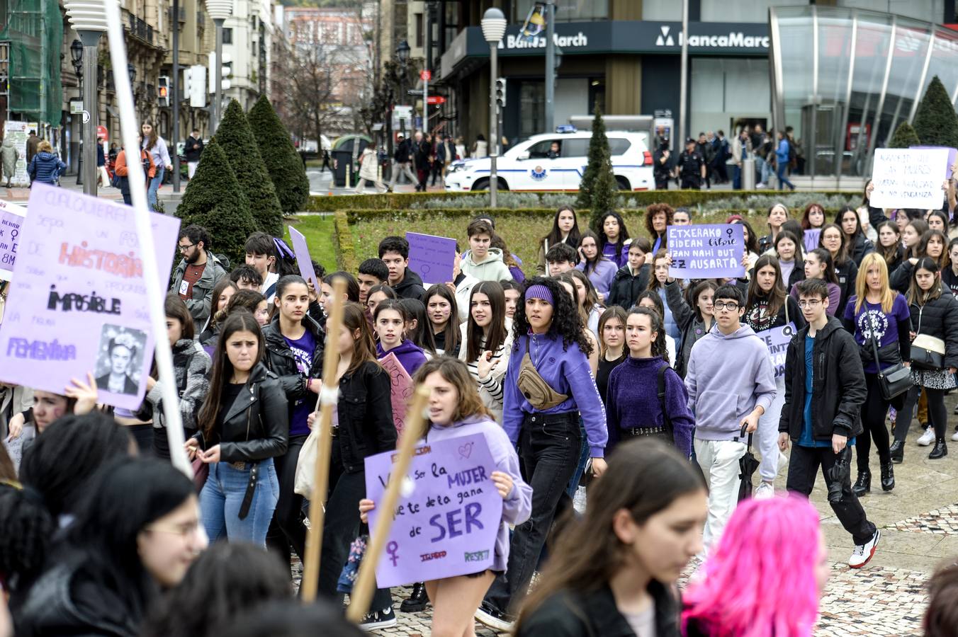 Miles de estudiantes por el 8-M en Bilbao