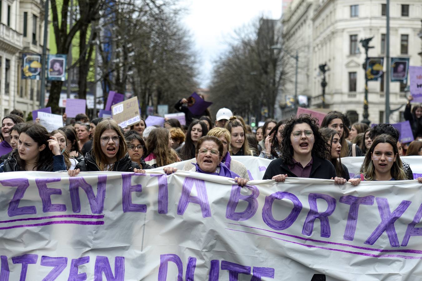 Miles de estudiantes por el 8-M en Bilbao