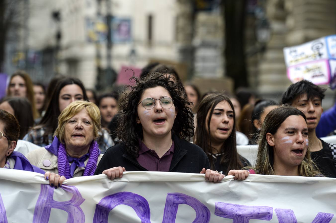 Miles de estudiantes por el 8-M en Bilbao