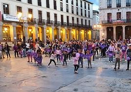 Un baile en la Herriko Plaza ha precedido a la manifestación en Llodio.