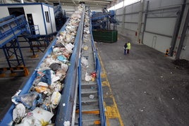 Residuos varios pasan por cintas en una de las recicladoras ubicada en Júndiz.