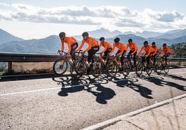 Corredores del Euskaltel-Euskadi, durante un entrenamiento.