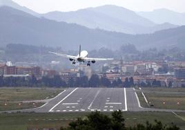 Un avión sobrevuela la pista de aterrizaje de Loiu en otra joranda de viento.