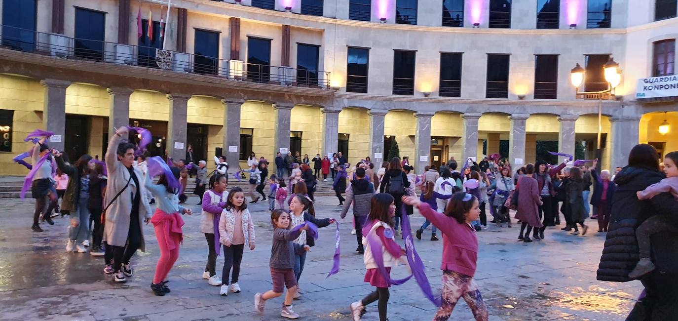 La ola morada protagoniza el 8M en todas las localidades de Ayala