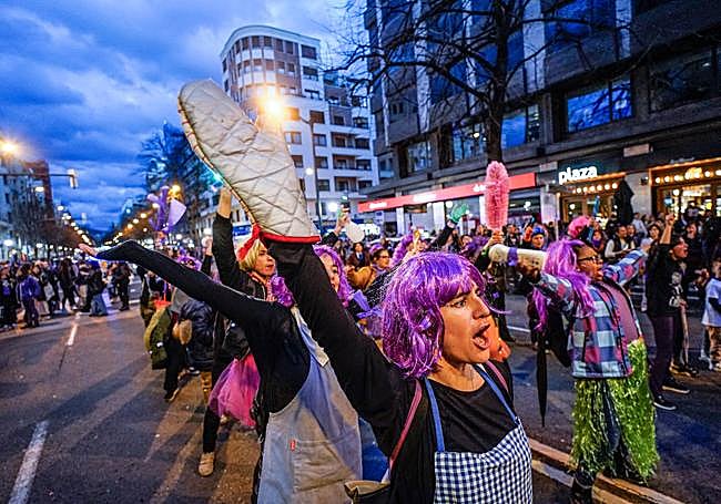 Performance para denunciar que las mujeres se encargan de los cuidados y las tareas del hogar.