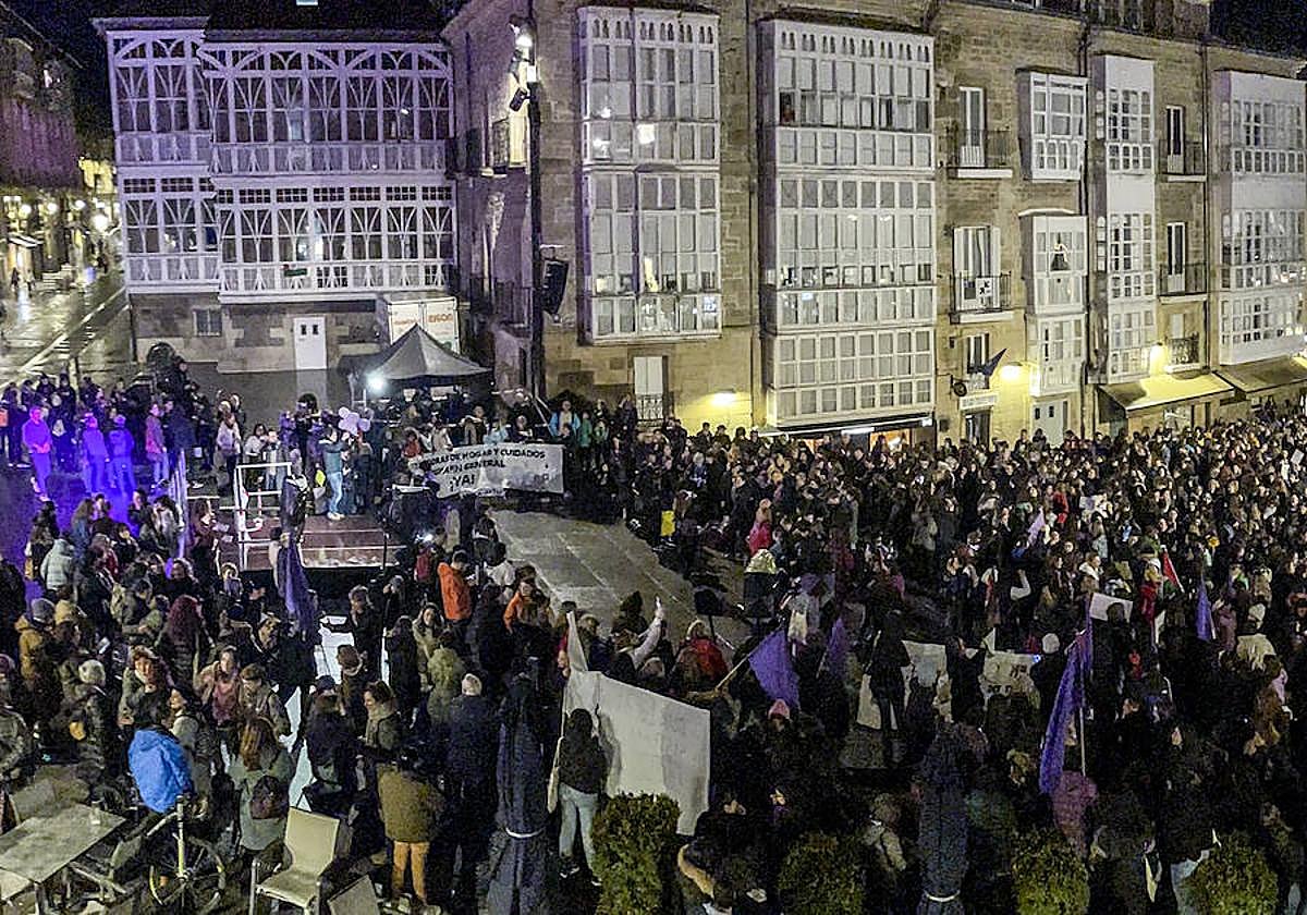 Miles de personas llenaron la Virgen Blanca al finalizar la jornada del 8-M.