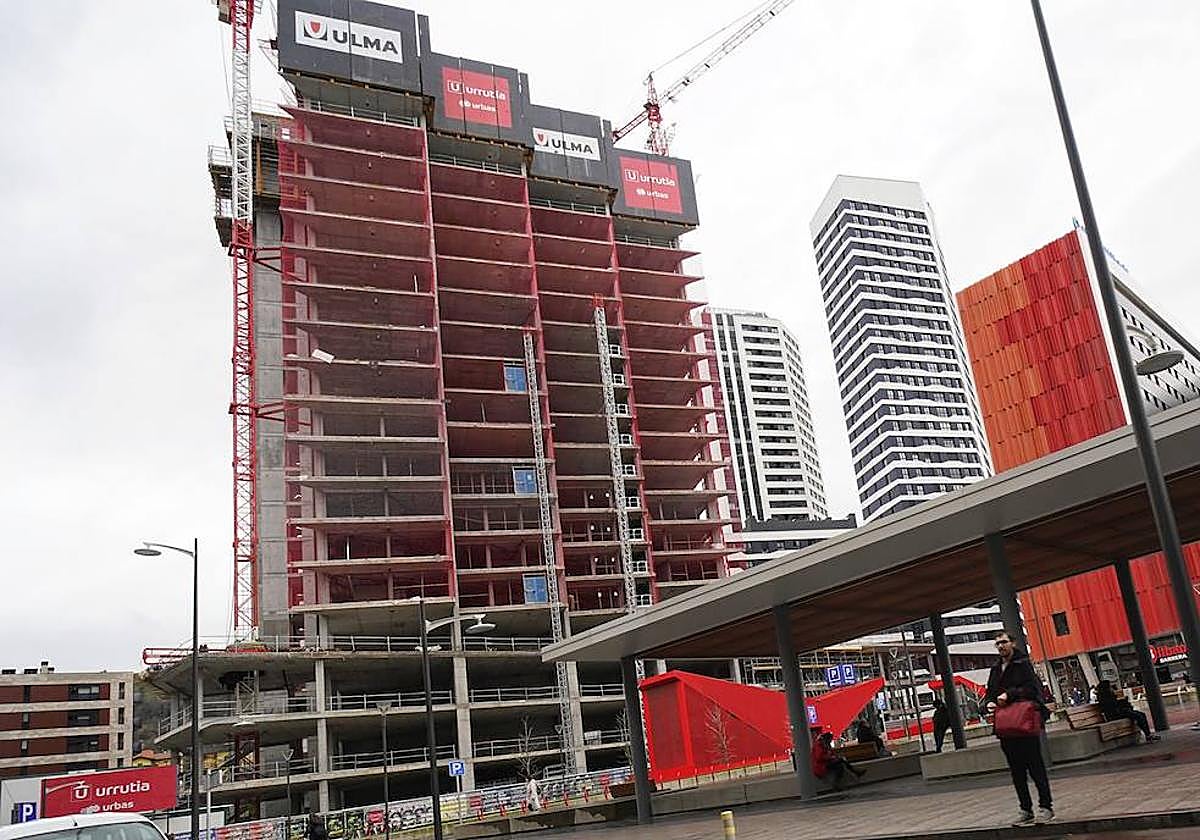 La Torre Anboto se encuentra ahora mismo a mitad de su estructura y los trabajos no han avanzado prácticamente nada en los últimos 40 días.