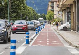 Uno de los tramos del carril bici que discurre por el centro urbano de Gernika.