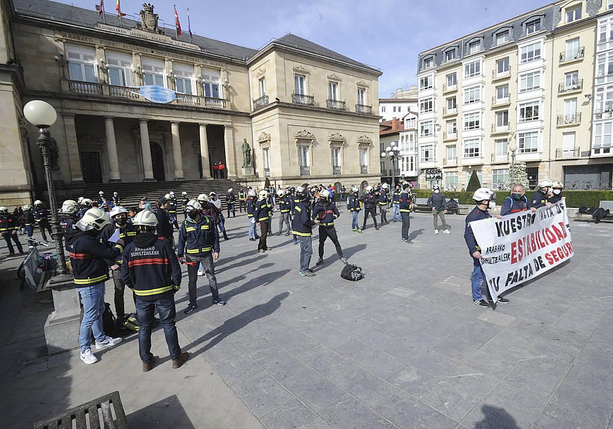 Una protesta anterior de los bomberos ante la Diputación Foral de Álava.