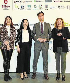 Imagen secundaria 2 - Los directores y jefes de estudios de los centros recogen su placa conmemorativa de manos de Daniel Gómez, María Aldekoa, José María Martínez, Itziar López Armentia, Roberto Castro y Argiñe Martínez, en representación de las empresas mentoras. | Los directores y jefes de estudios de los centros recogen su placa conmemorativa de manos de Daniel Gómez, María Aldekoa, José María Martínez, Itziar López Armentia, Roberto Castro y Argiñe Martínez, en representación de las empresas mentoras. | Alfredo Sánchez, director comercial de EL CORREO y Jaime de la Cal, responsable de proyectos de la Fundación Michelin, entregan los diplomas y los iPad a los tutores de los diez equipos finalistas. 