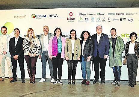 Imagen secundaria 1 - Los directores y jefes de estudios de los centros recogen su placa conmemorativa de manos de Daniel Gómez, María Aldekoa, José María Martínez, Itziar López Armentia, Roberto Castro y Argiñe Martínez, en representación de las empresas mentoras. | Los directores y jefes de estudios de los centros recogen su placa conmemorativa de manos de Daniel Gómez, María Aldekoa, José María Martínez, Itziar López Armentia, Roberto Castro y Argiñe Martínez, en representación de las empresas mentoras. | Alfredo Sánchez, director comercial de EL CORREO y Jaime de la Cal, responsable de proyectos de la Fundación Michelin, entregan los diplomas y los iPad a los tutores de los diez equipos finalistas. 