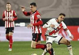 Dani García lucha con Trejo el domingo en Vallecas.