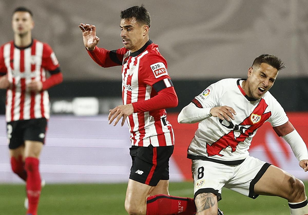 Dani García lucha con Trejo el domingo en Vallecas.