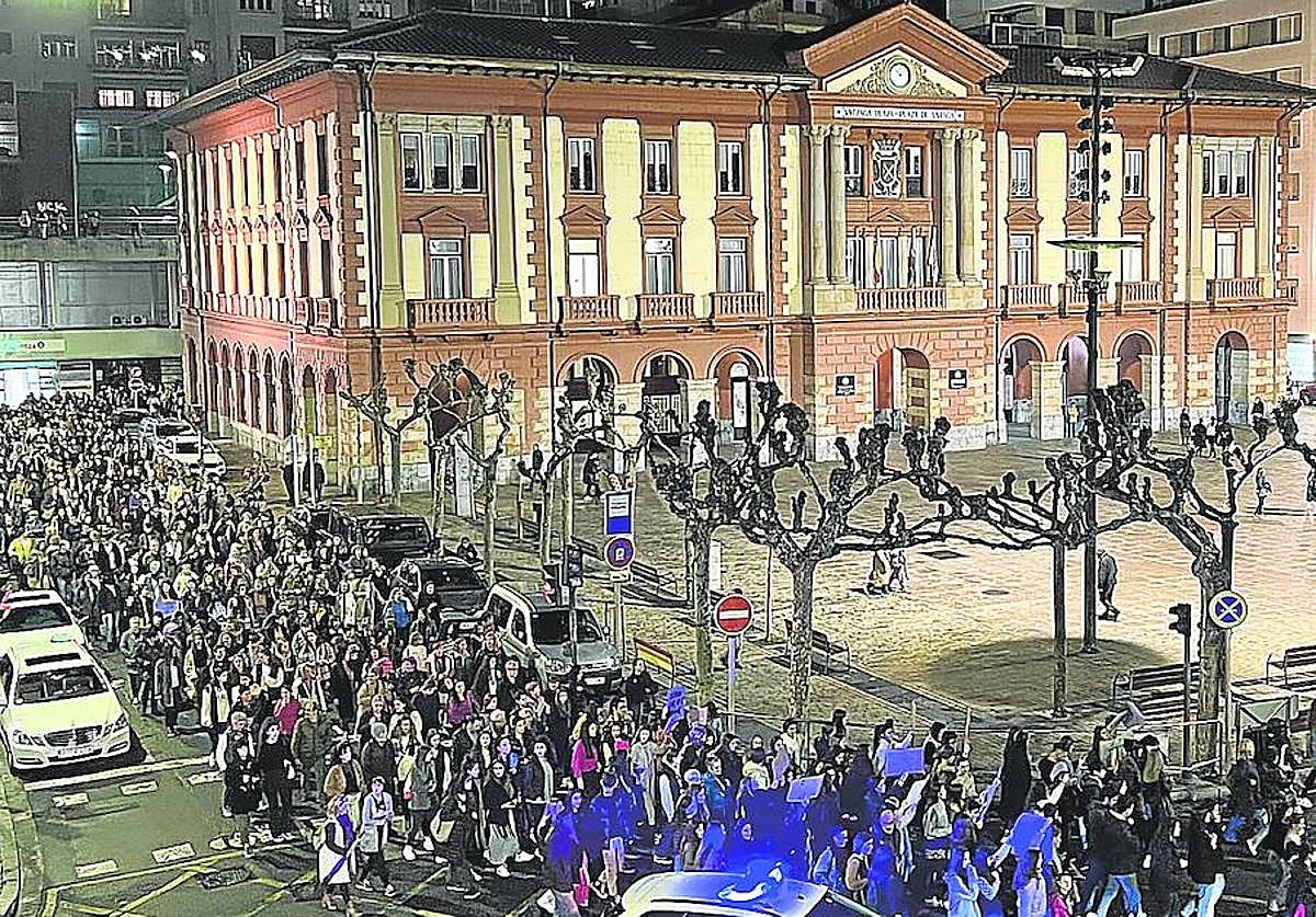 La manifestación del 8 de marzo fue secundada por muchas personas que recorrieron las calles reivindicando igualdad.