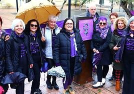 Miranda tiene desde ayer su placa de homenaje a las escarbilleras junto a la estación, lugar ayer para fotografiarse. Poco antes Azucarera reunió a unos 150 jóvenes en el Apolo, poniendo el foto en la igualdad en el mundo laboral. A lo largo de la jornada hubo concentraciones en la Plaza de España y La Estación, tanto de los sindicatos como de Mujeres en la Calle.