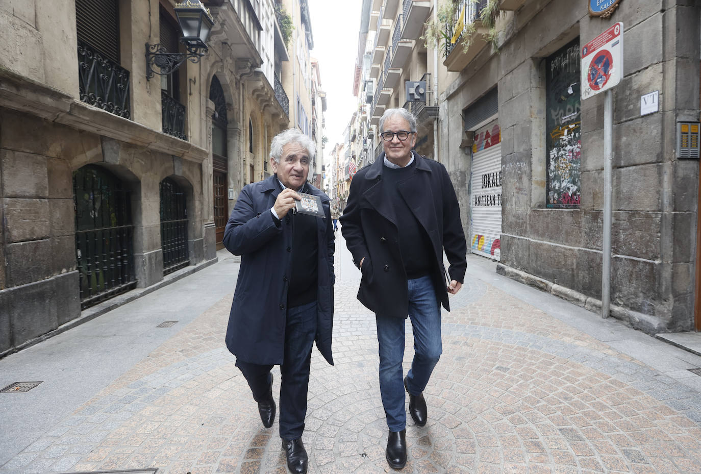 Los autores, paseando por el Casco Viejo bilbaíno.