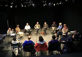 Un momento del taller de espectadores en La Fundición, con Néstor García y Javier J. Hedrosa.
