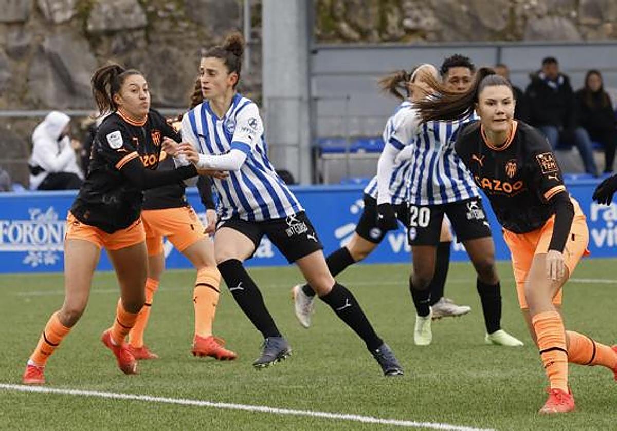 Sanadri y Aby, durante el duelo ante el Valencia, última víctima de las Gloriosas en Ibaia.