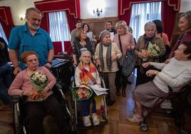 Homenaje en el salón de plenos del Ayuntamiento de Gernika este mediodía.