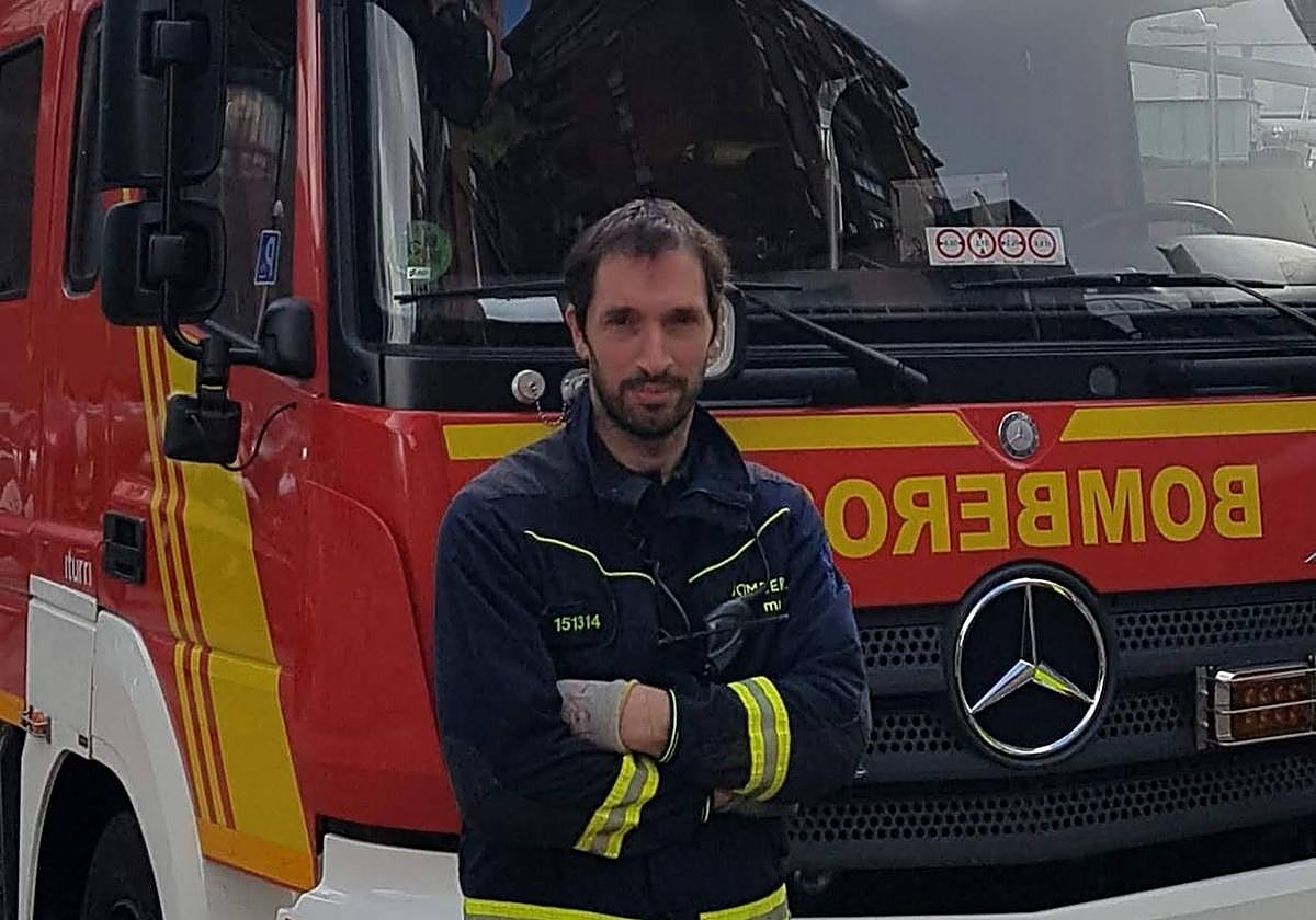 Sergio Tubío, frente a un vehículo de Bomberos.