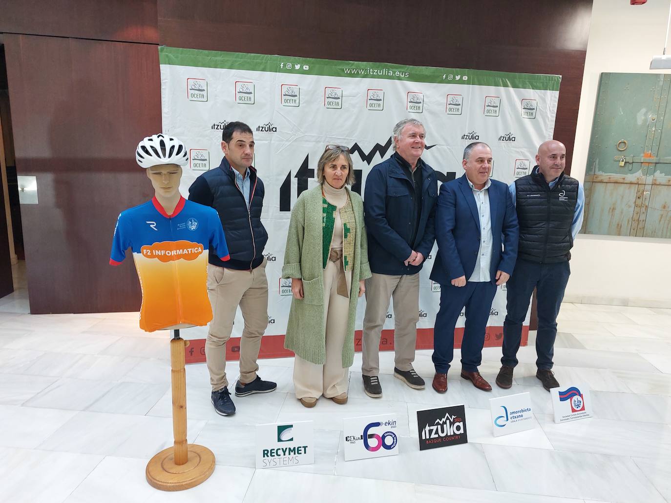 Aitor Silloniz (Recymet), Goretti Frías (EKIN), Julián Eraso (OCETA), Andoni Agirrebeitia (alcalde de Amorebieta) y Rubén Manzanedo (Sociedad Ciclista Amorebieta)