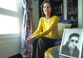 Adeli Becerra posa en su casa con la imagen de su hermano.
