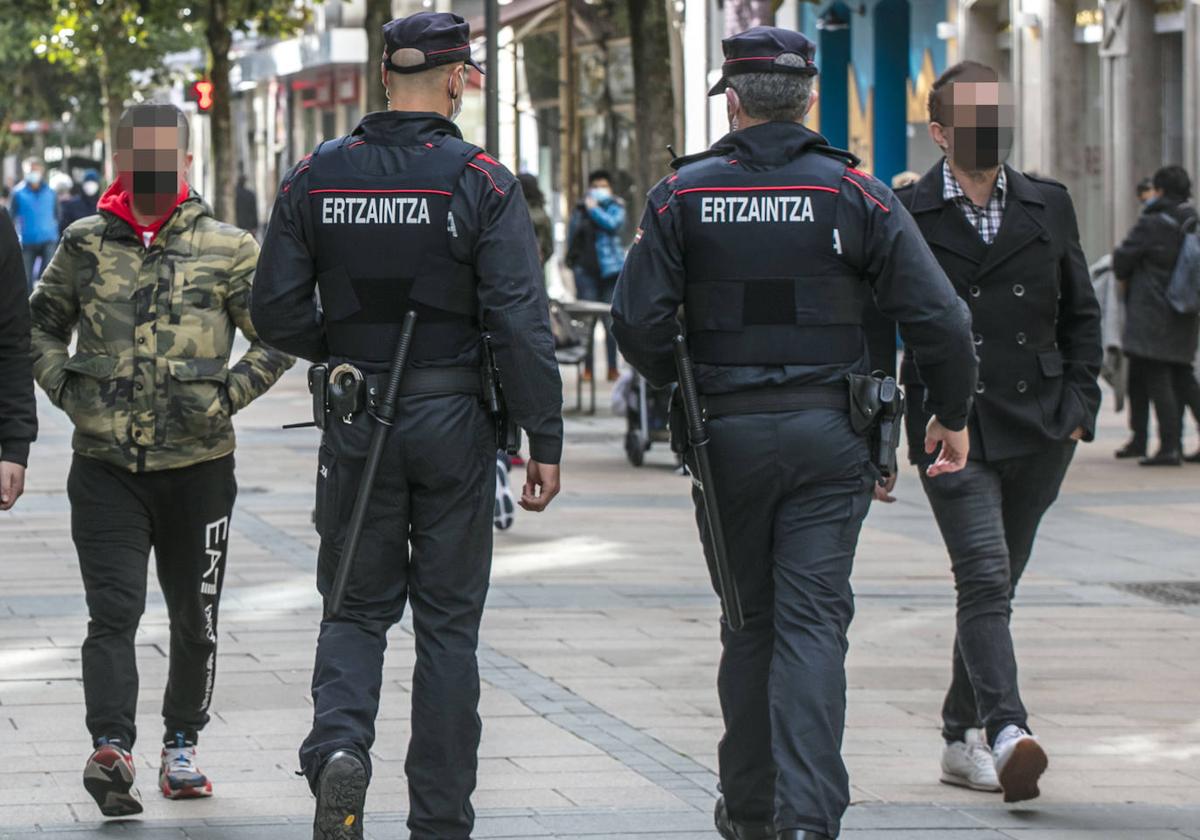 Dos ertzainas patrullan a pie por una calle de Vitoria.