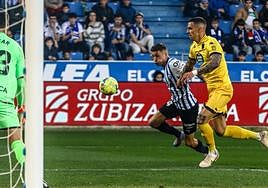 Benavídez, Villalibre y Abqar ven pasearse el balón en el enésimo centro que intentó el Alavés en busca del gol.