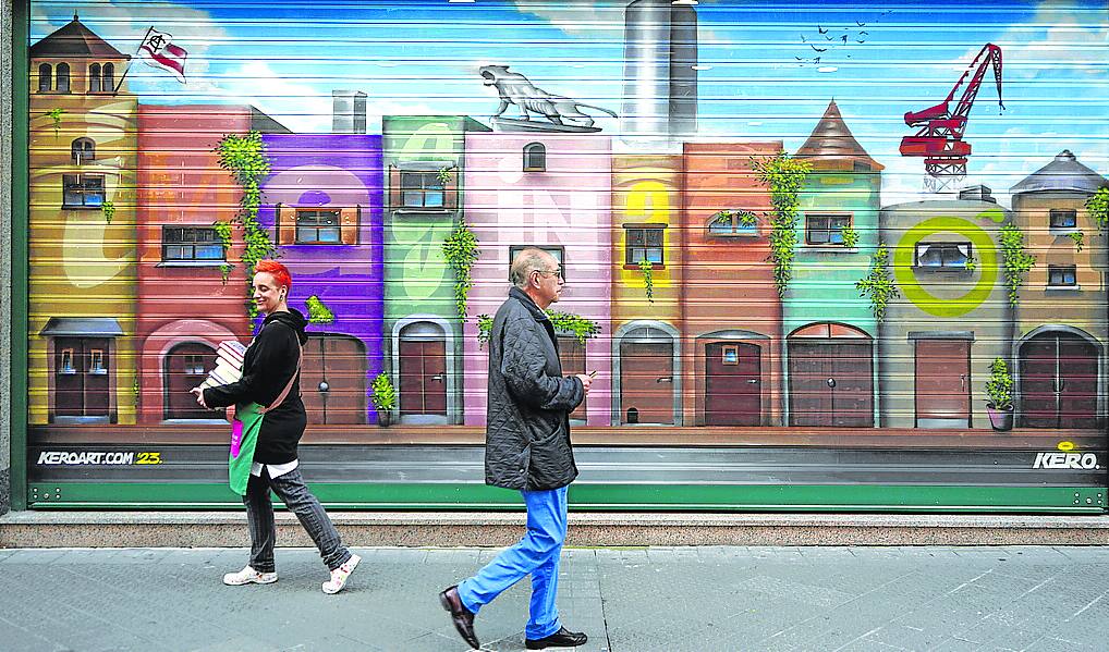 Trampantojo. La Casa del Libro, en Alameda de Urquijo, dibuja una hilera de casas, construidas con libros apilados. El grafitero 'Kero' tardó cuatro noches en completar la obra.