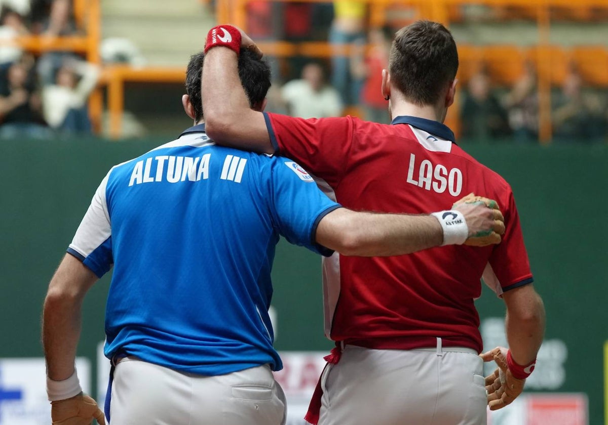 Altuna III y Laso se saludan tras el final de un partido durísimo en el Ogueta.